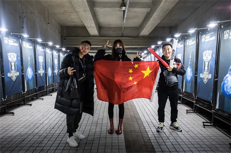 鸡杂在韩国仁川比赛现场举支那国旗