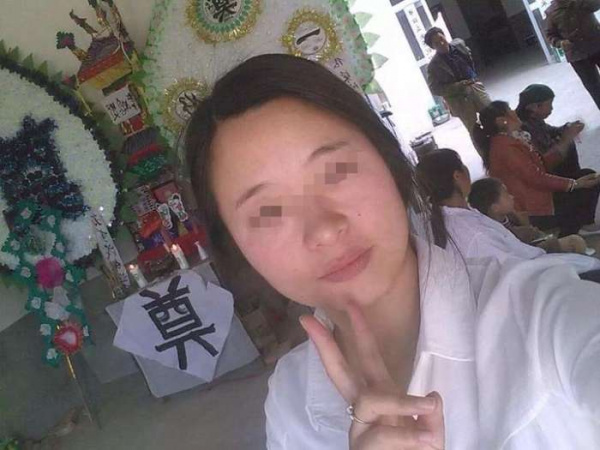 灵堂自拍