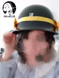 地下共和国陆军头盔，浙江东方盈利队副指挥吴下士的抽象派(大嘘)创作，笔者十分好奇为何吴下士不选择英联邦MK.II头盔(所谓的托尼盔，飞碟盔)，因为MK.II明显更像恋恋的帽子。大概是为了节省成本来获得更好的盈利效果吧。